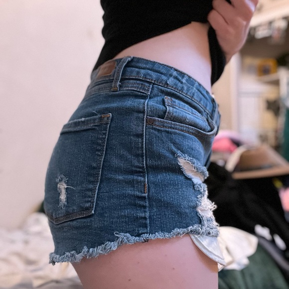 Blue denim shorts with rips <3 - Picture 3 of 6